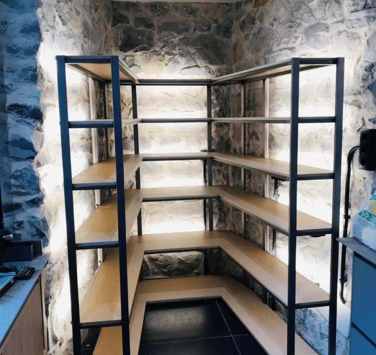 Explora una fusión de materiales con nuestras ideas en metal y madera. Cada pieza está diseñada para aportar estilo y funcionalidad, creando proyectos exclusivos con acabados artesanales y detalles modernos. Desde estructuras metálicas, vallas metálicas, especialistas en proyectos personalizados, nuestra propuesta combina calidad y creatividad en cada diseño.