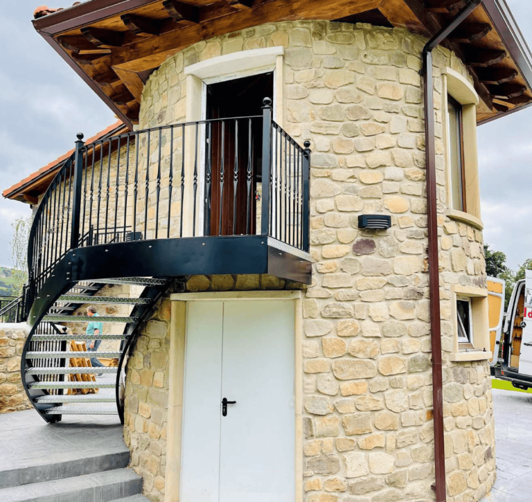 Explora una fusión de materiales con nuestras ideas en metal y madera. Cada pieza está diseñada para aportar estilo y funcionalidad, creando proyectos exclusivos con acabados artesanales y detalles modernos. Desde estructuras metálicas, vallas metálicas, especialistas en proyectos personalizados, nuestra propuesta combina calidad y creatividad en cada diseño.